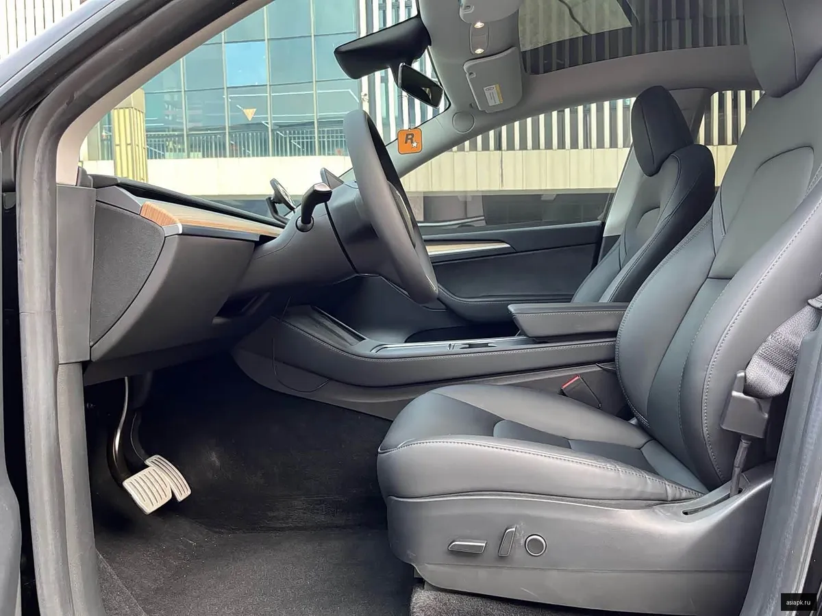 tesla Model Y 6