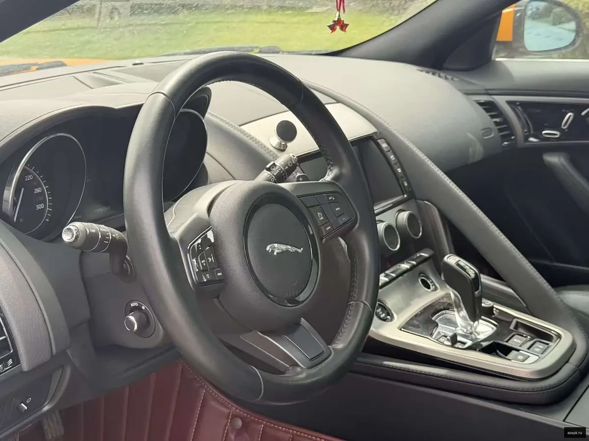 Jaguar F-Type 4