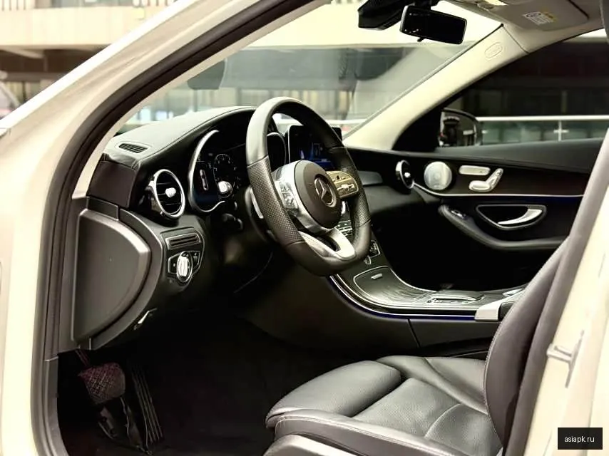 Mercedes-Benz C-Class 4