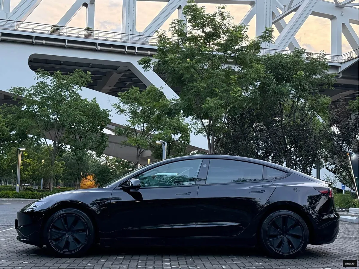 tesla Model Y 4