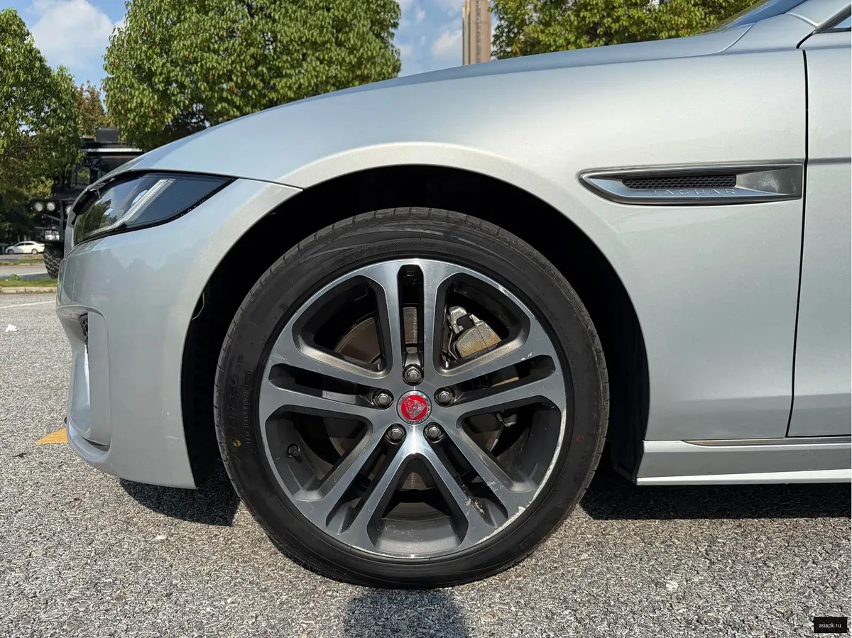 Jaguar XE 6