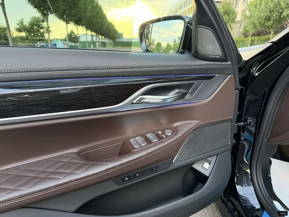 BMW 7-Series 4