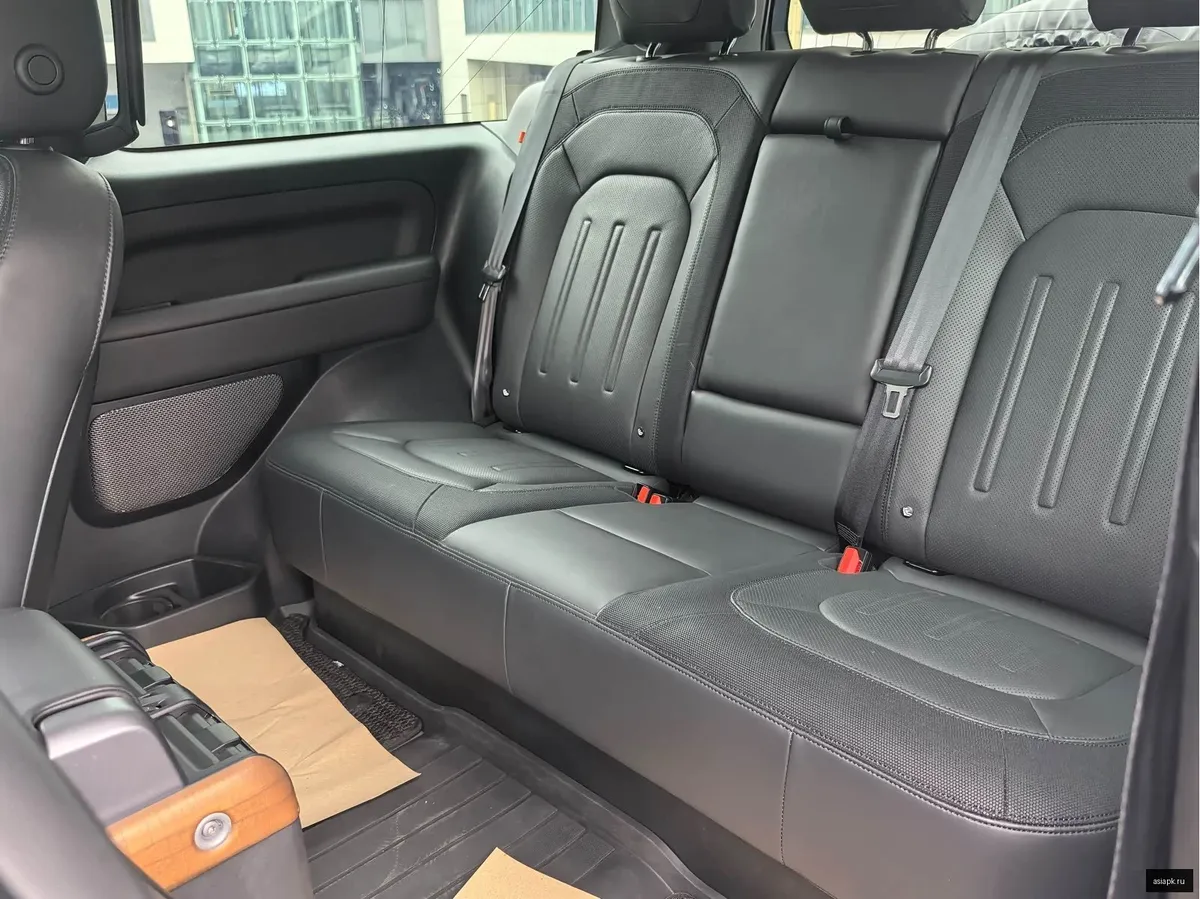 Land Rover Defender 6