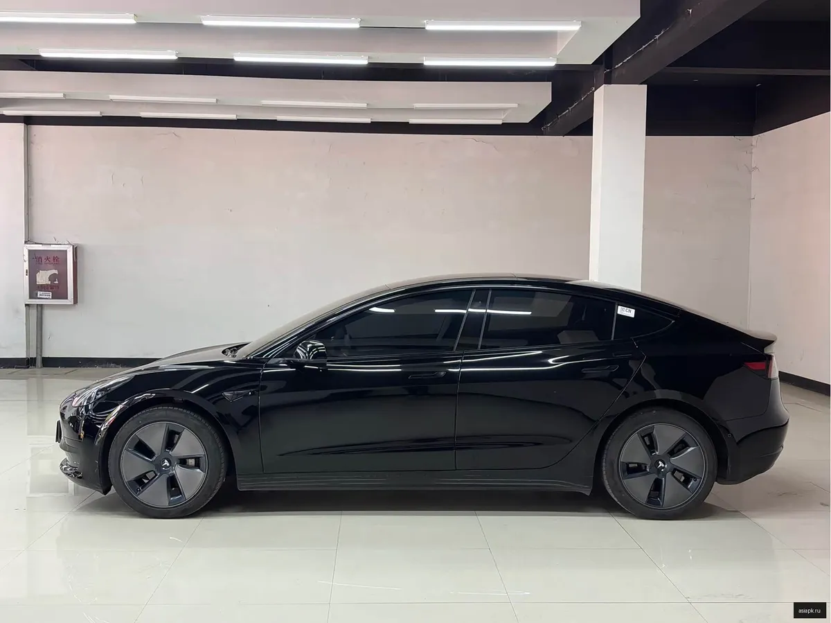 tesla Model Y 4