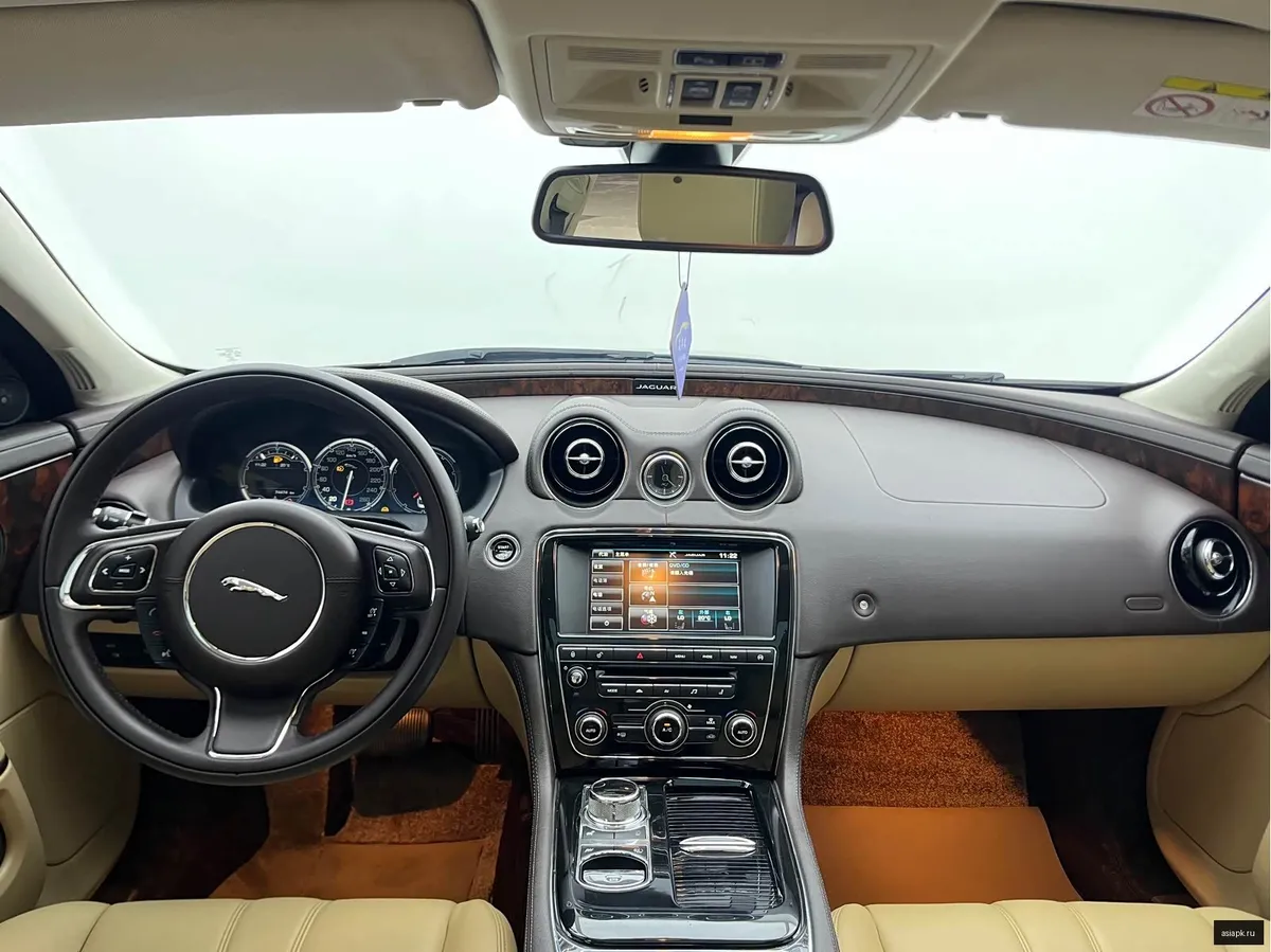 Jaguar XJ 4