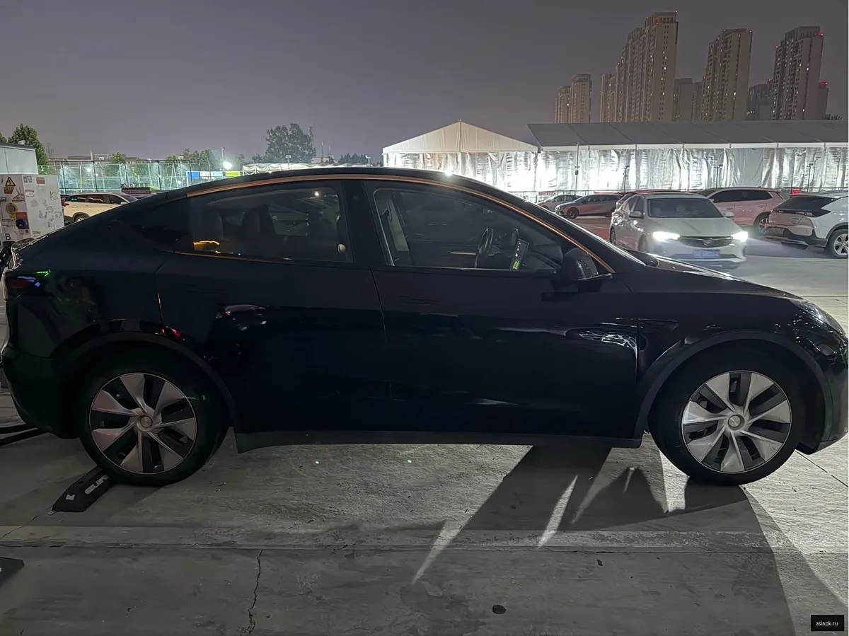tesla Model Y 4
