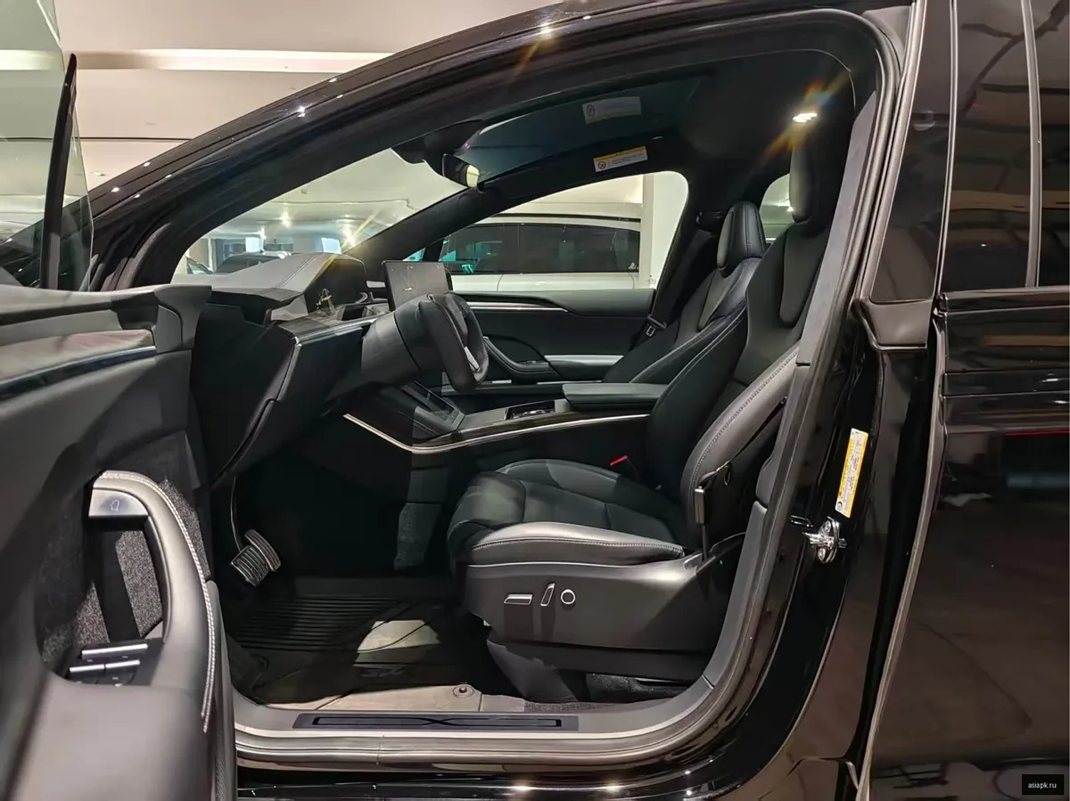 tesla Model Y 4