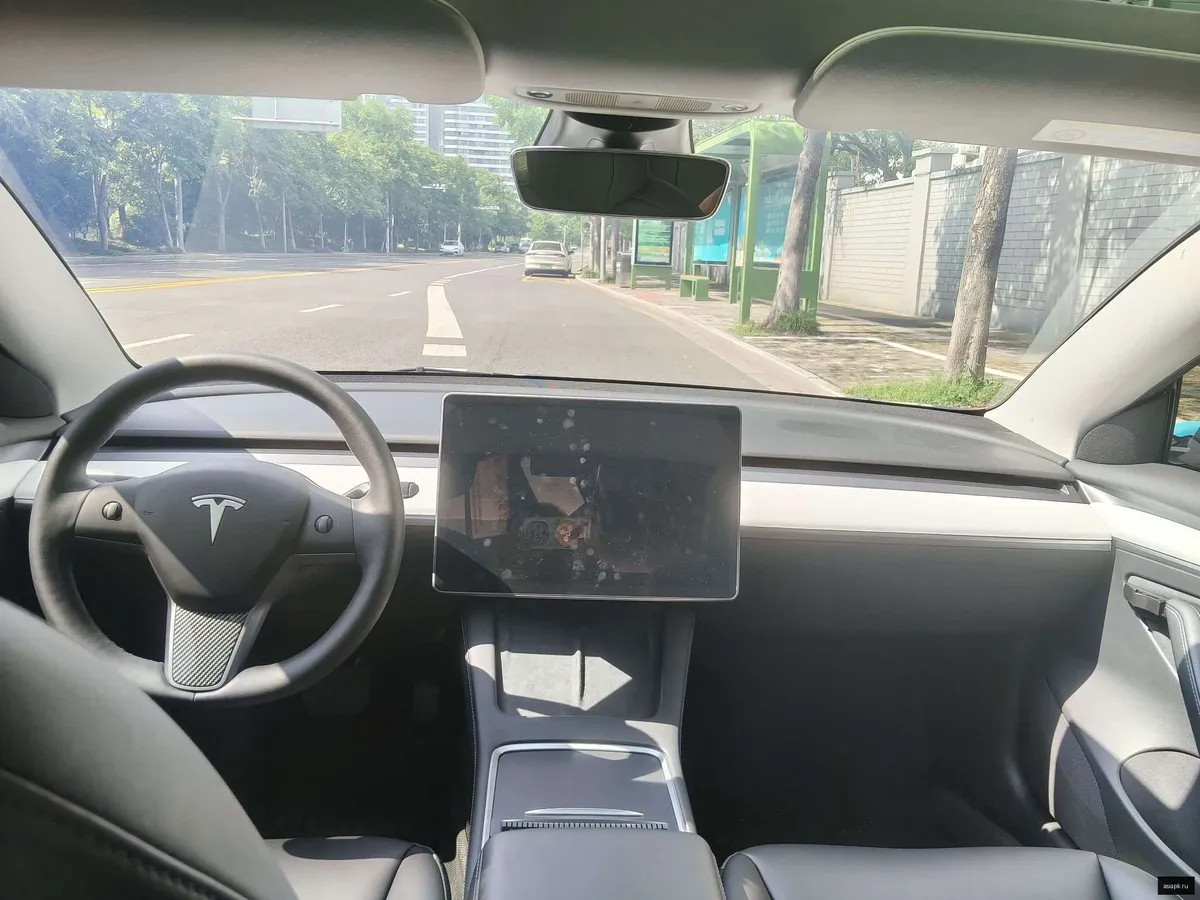 tesla Model Y 4
