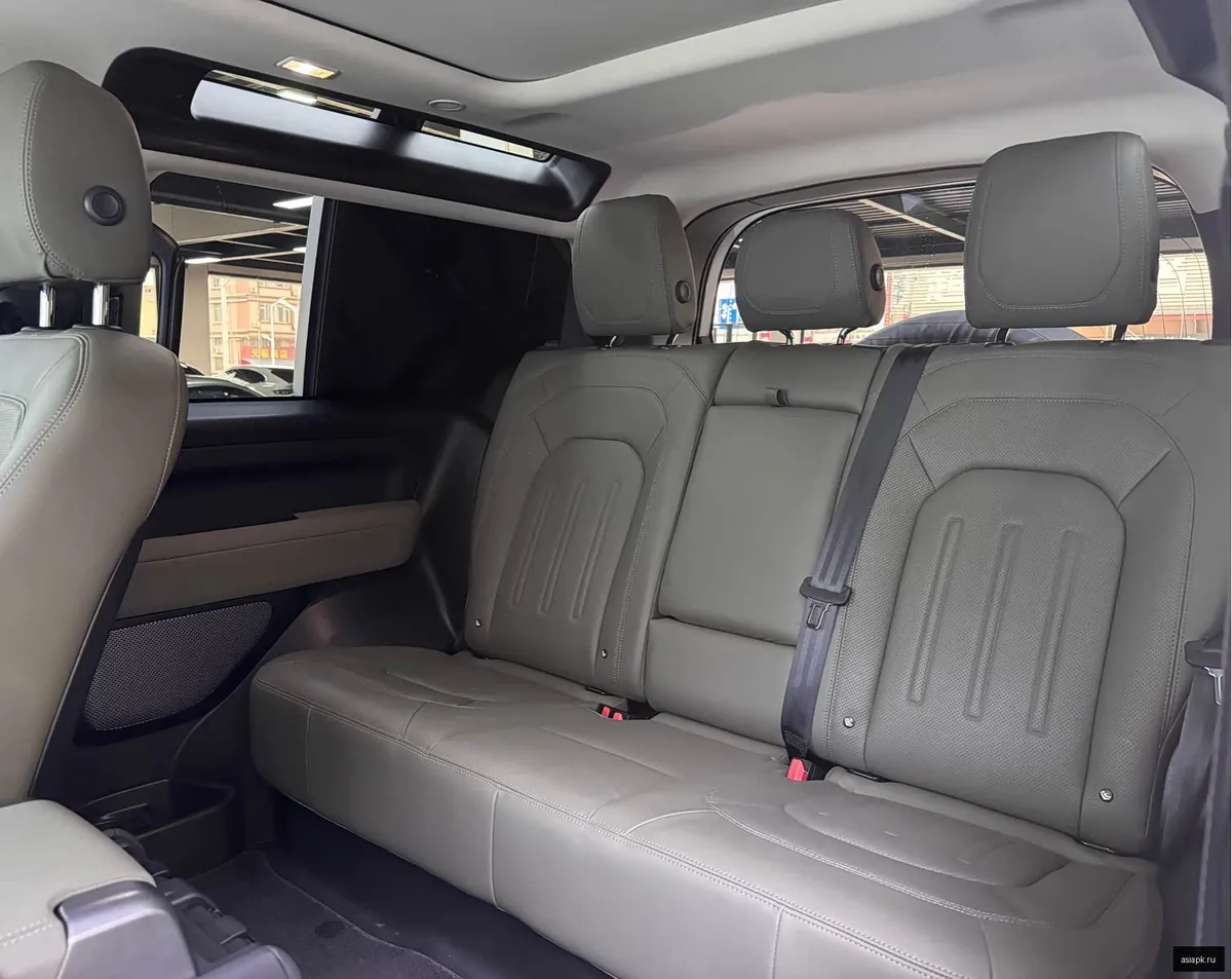 Land Rover Defender 5