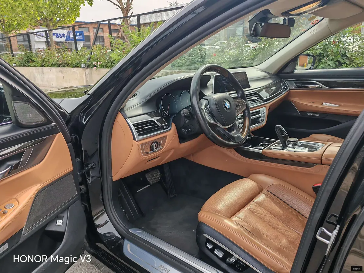 BMW 7-Series 4