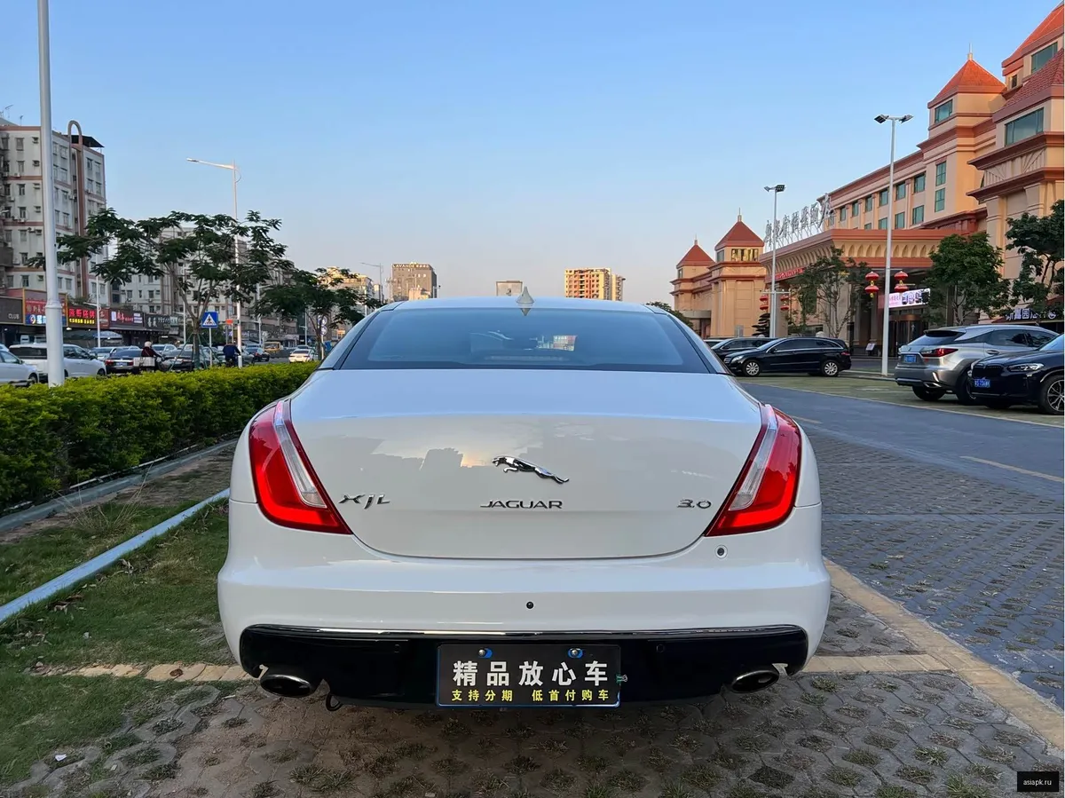 Jaguar XJ 5