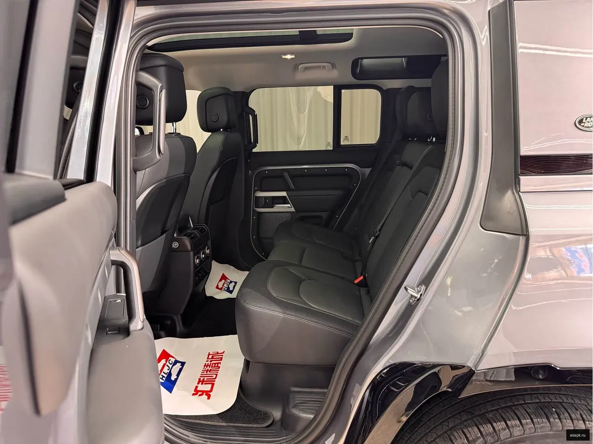 Land Rover Defender 6