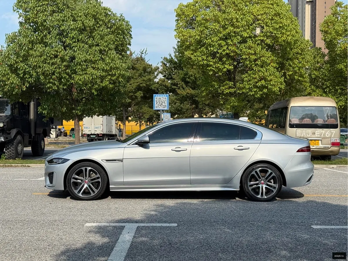 Jaguar XE 4