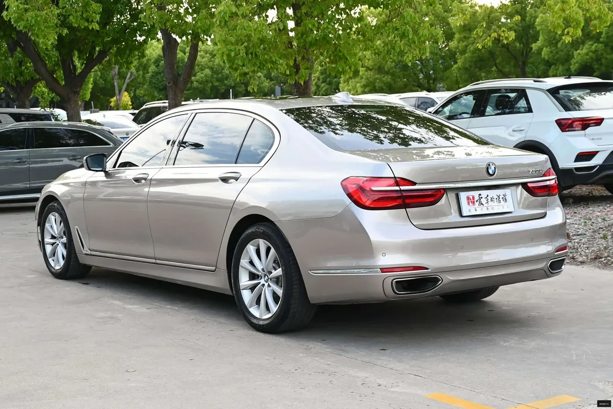 BMW 7-Series 4