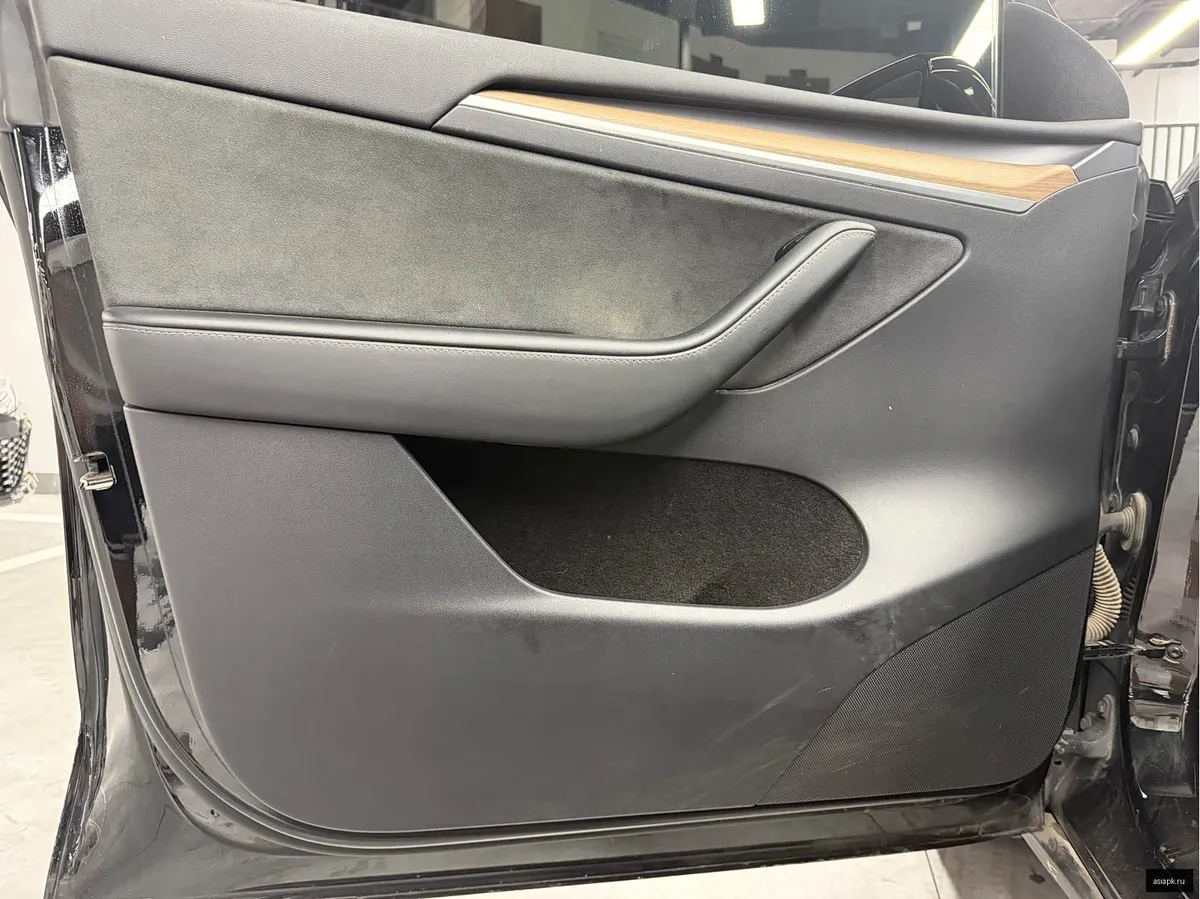 tesla Model Y 4