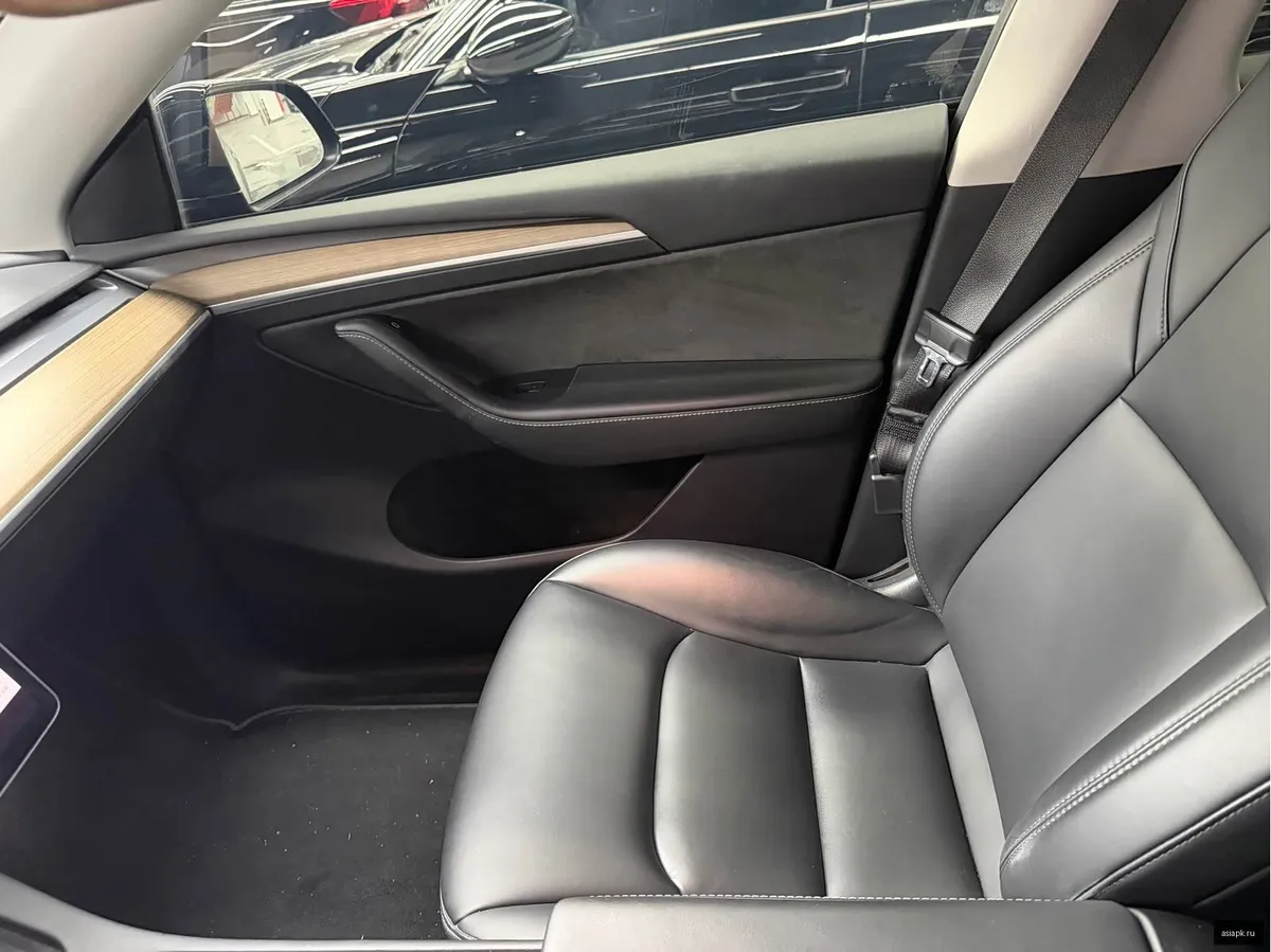 tesla Model Y 6