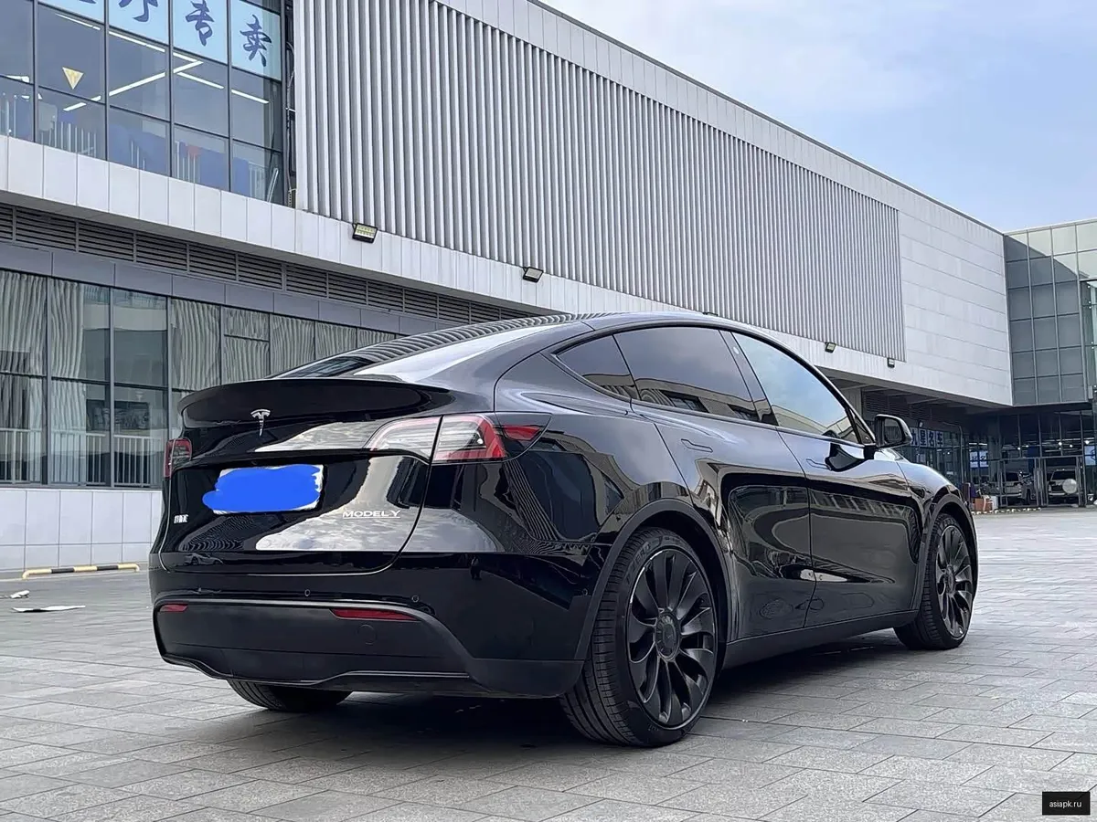 tesla Model Y 4