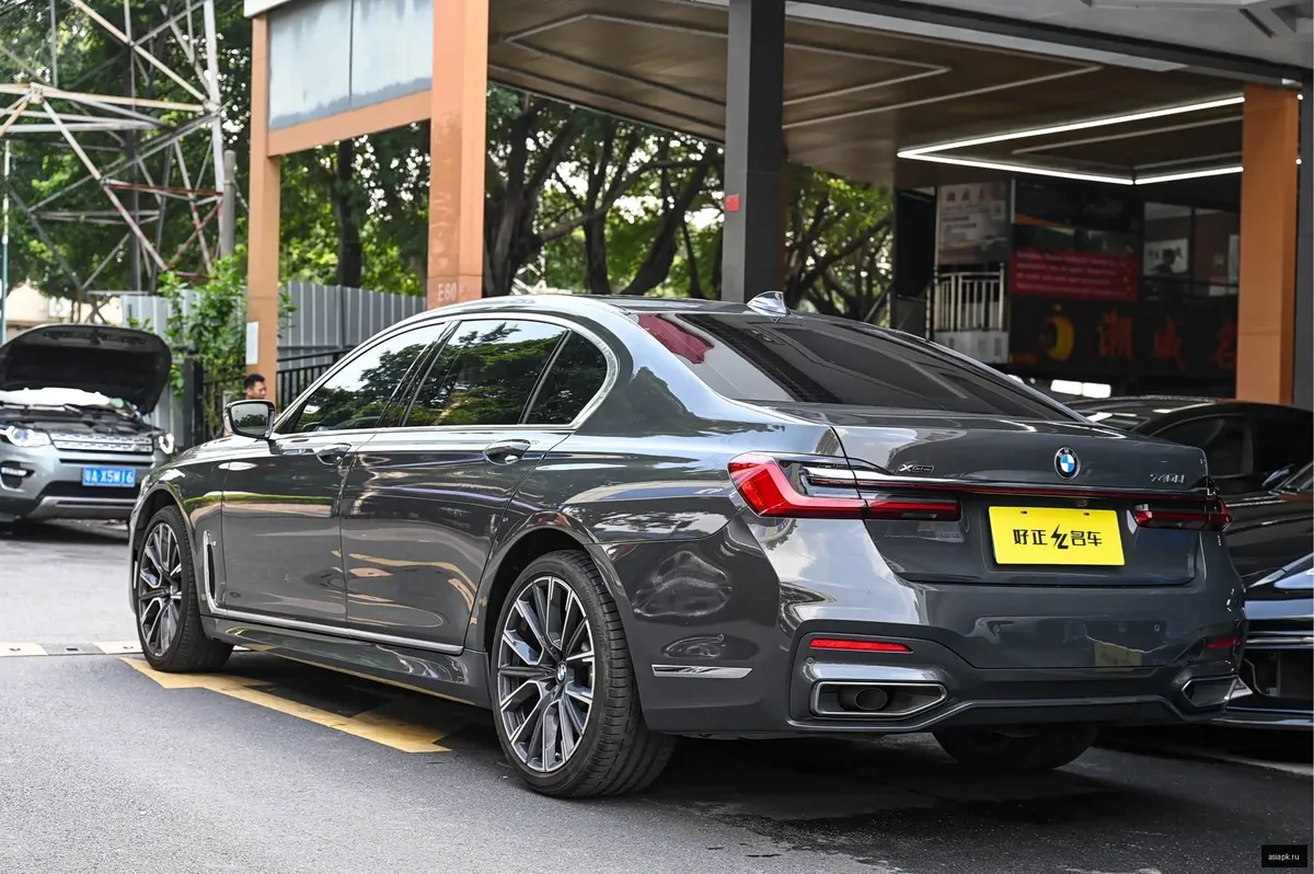 BMW 7-Series 4