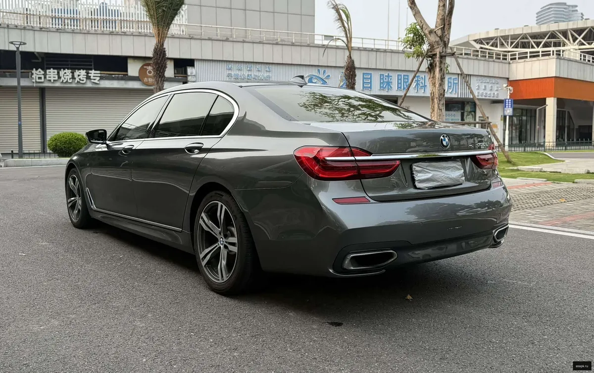 BMW 7-Series 4