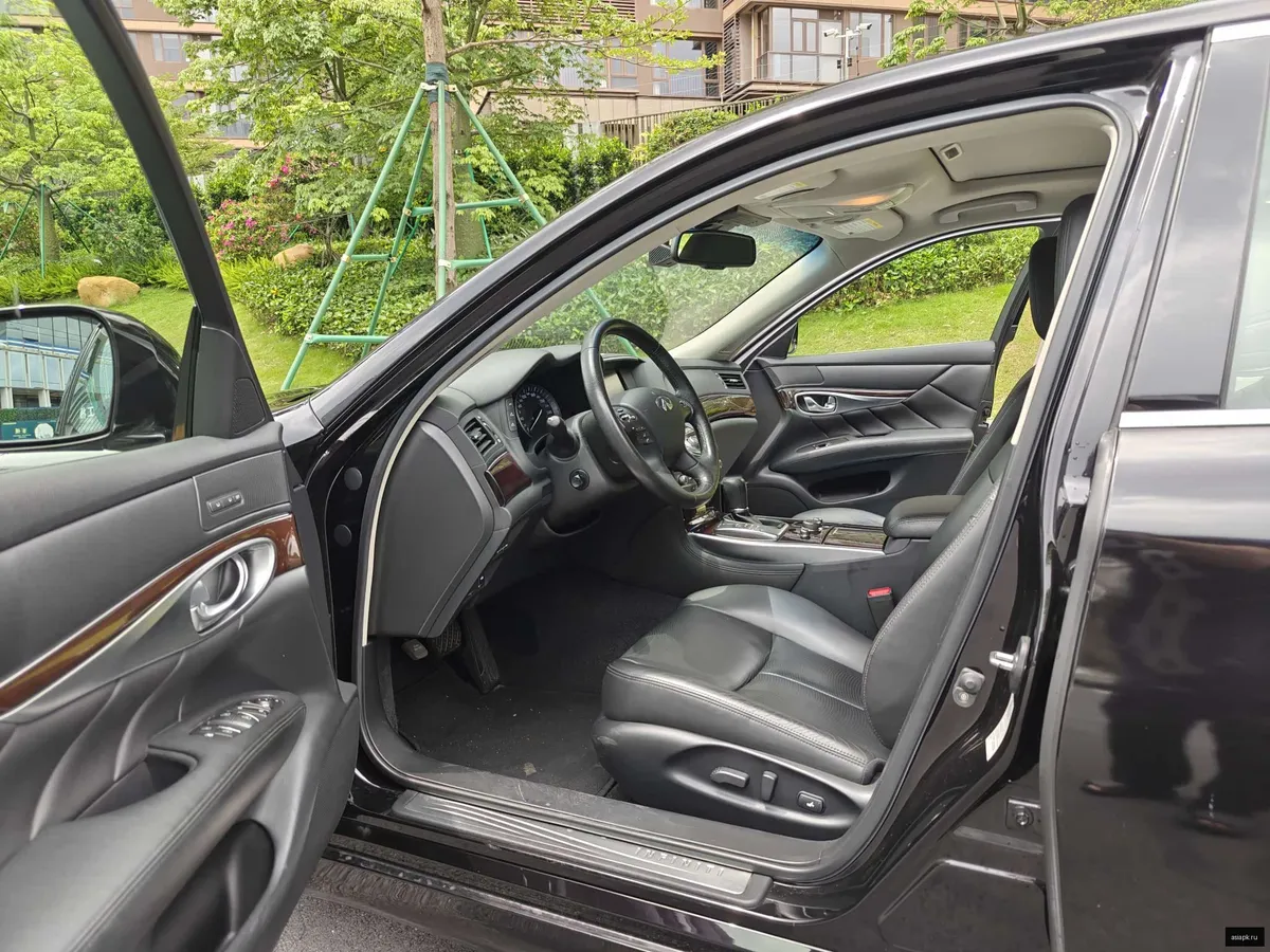 Infiniti Q70 5