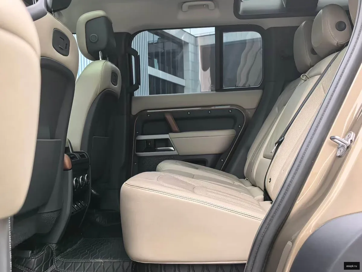 Land Rover Defender 6