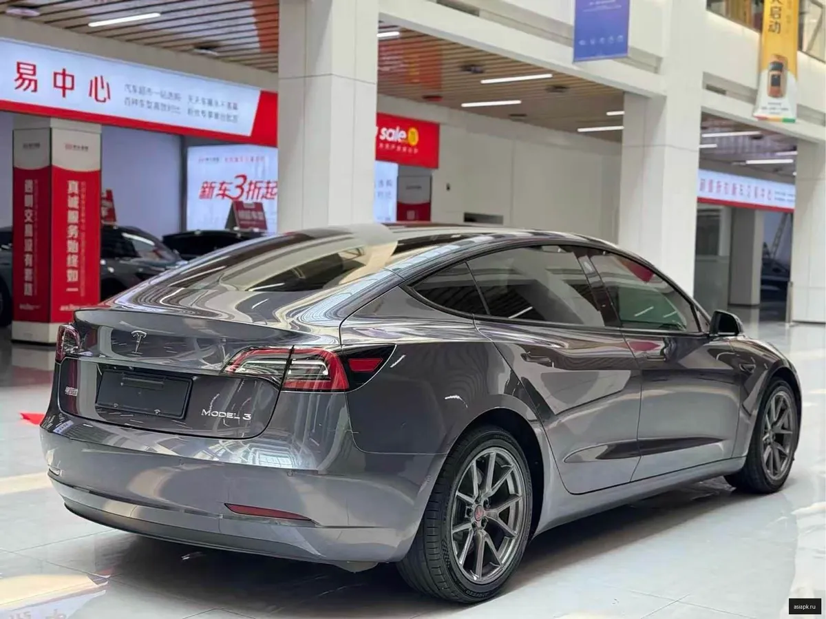 tesla Model Y 4