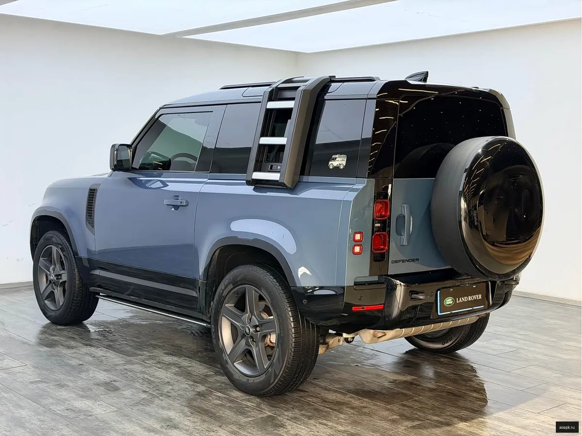 Land Rover Defender 4