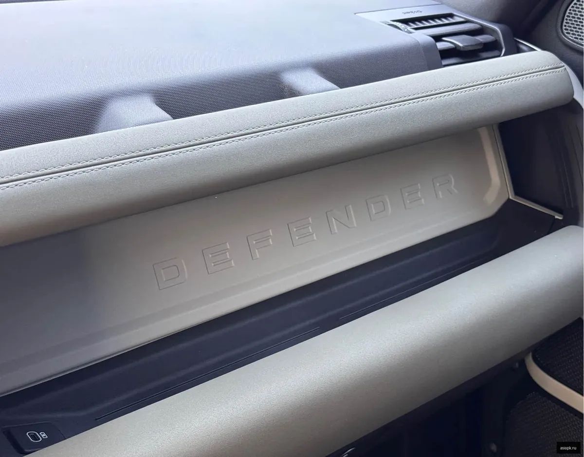 Land Rover Defender 6