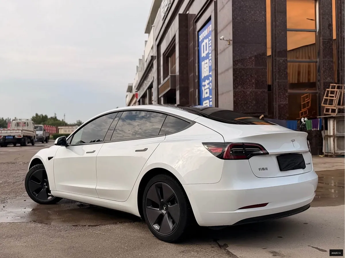 tesla Model Y 4