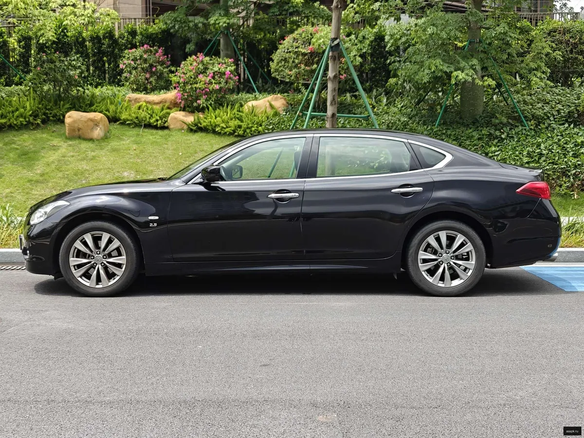 Infiniti Q70 4