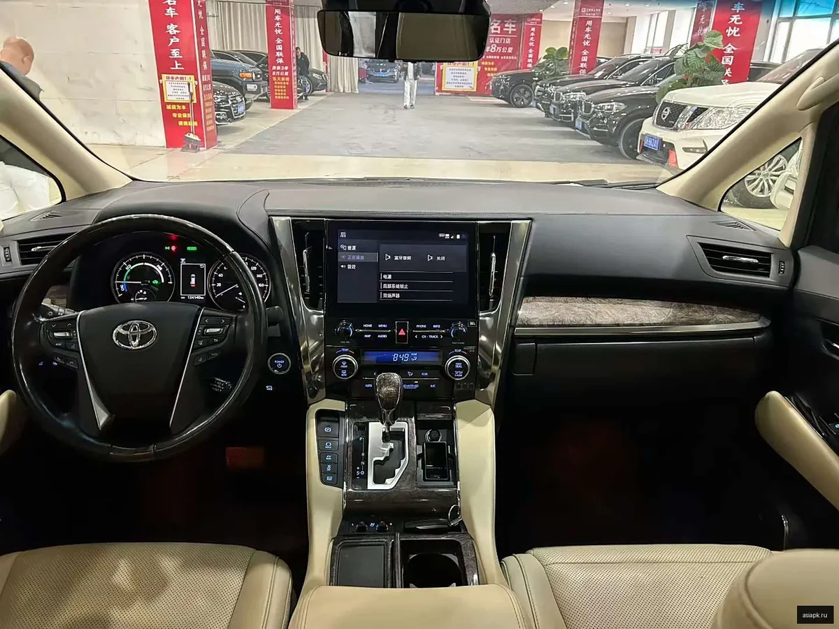 Toyota Vellfire 4