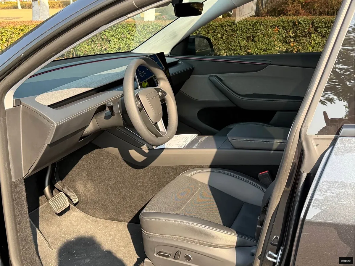 tesla Model Y 4