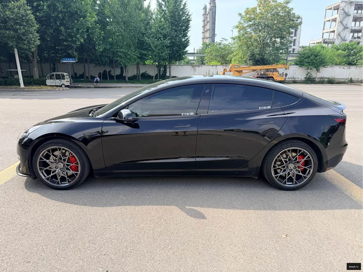 tesla Model Y 4