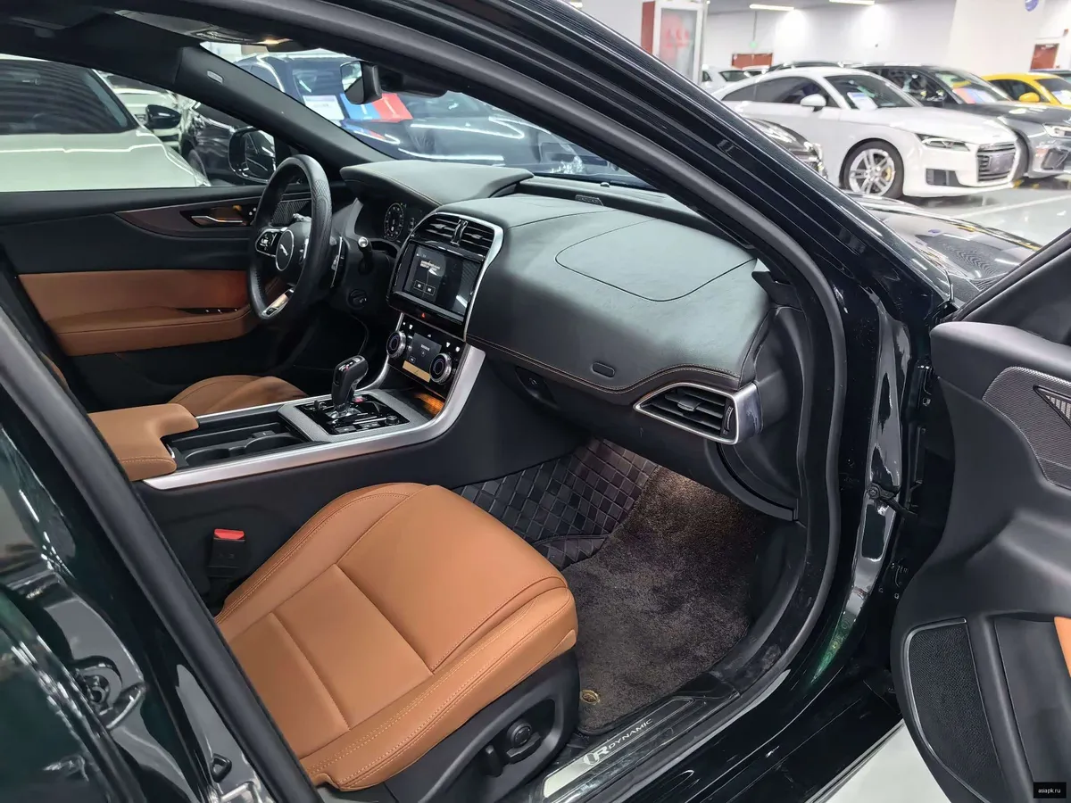 Jaguar XE 6