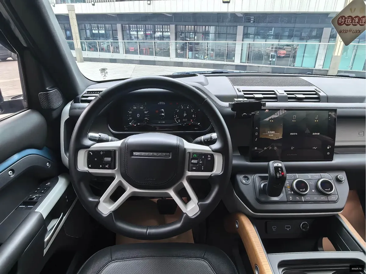 Land Rover Defender 4