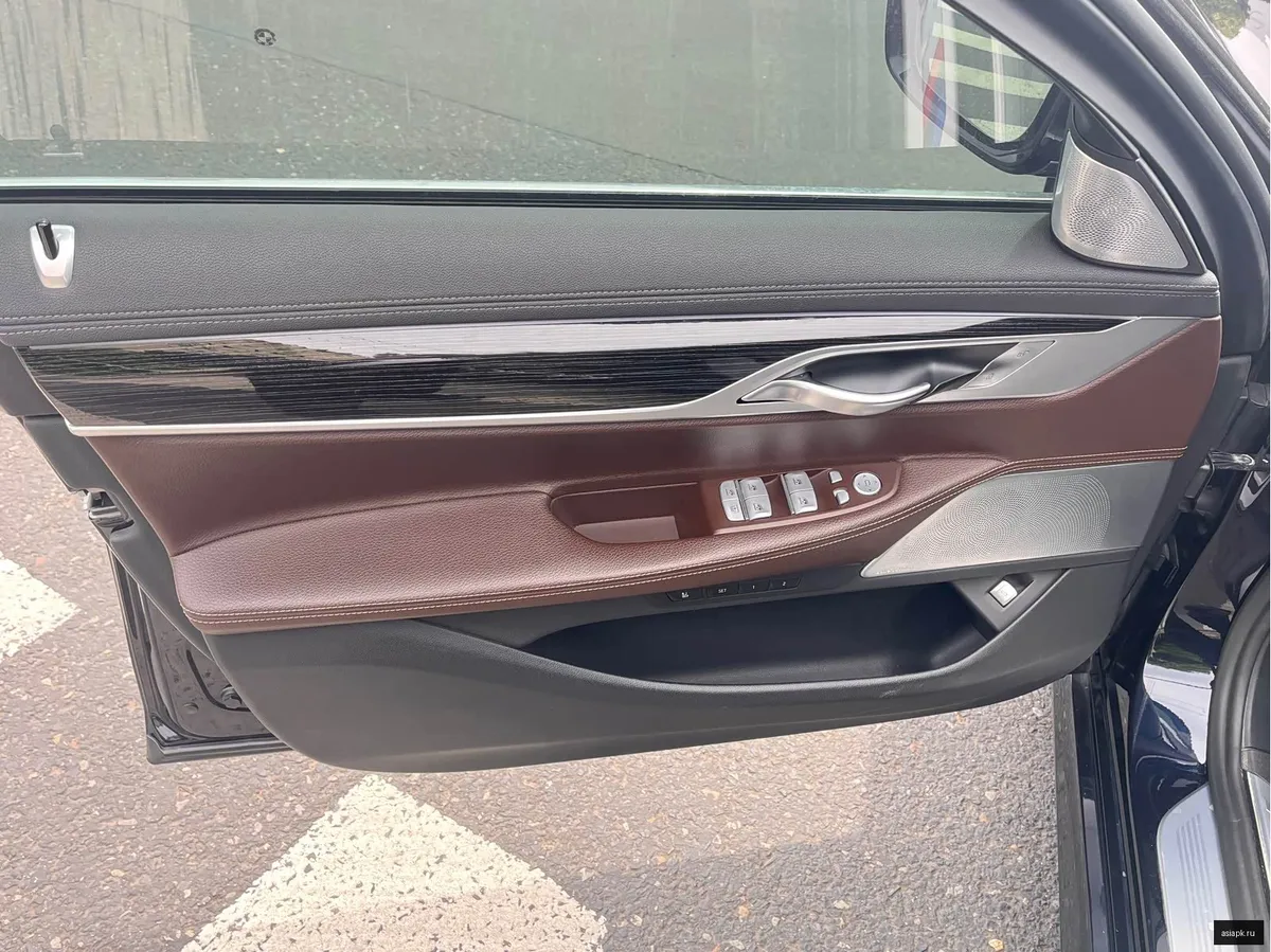 BMW 7-Series 4