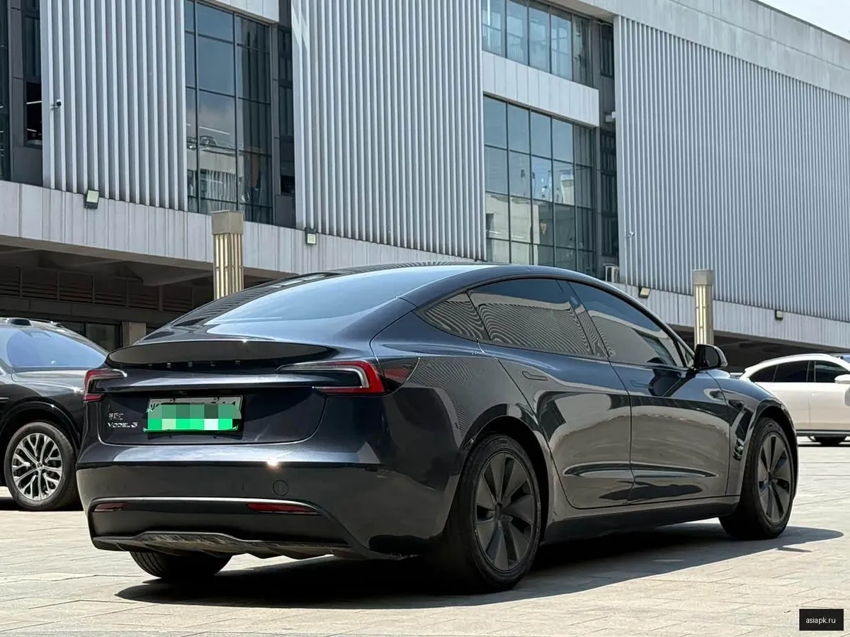 tesla Model Y 4