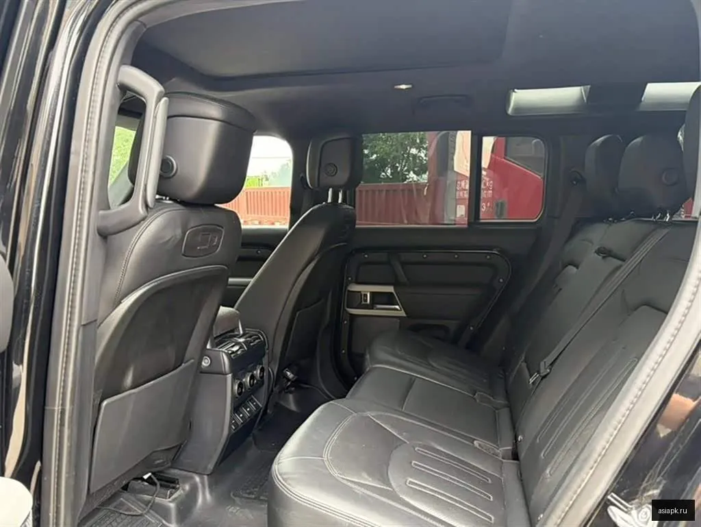 Land Rover Defender 5