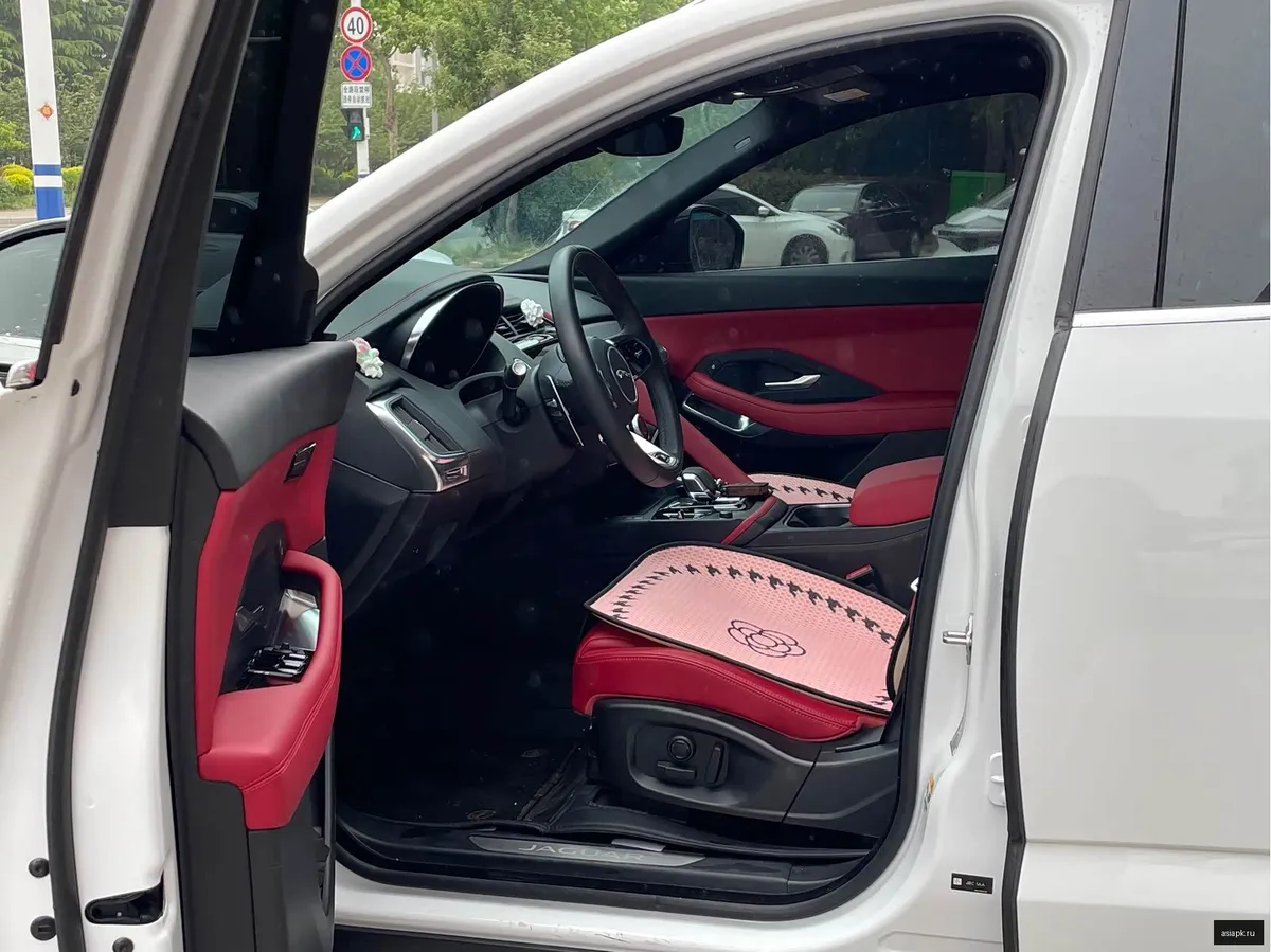 Jaguar E-Pace 5