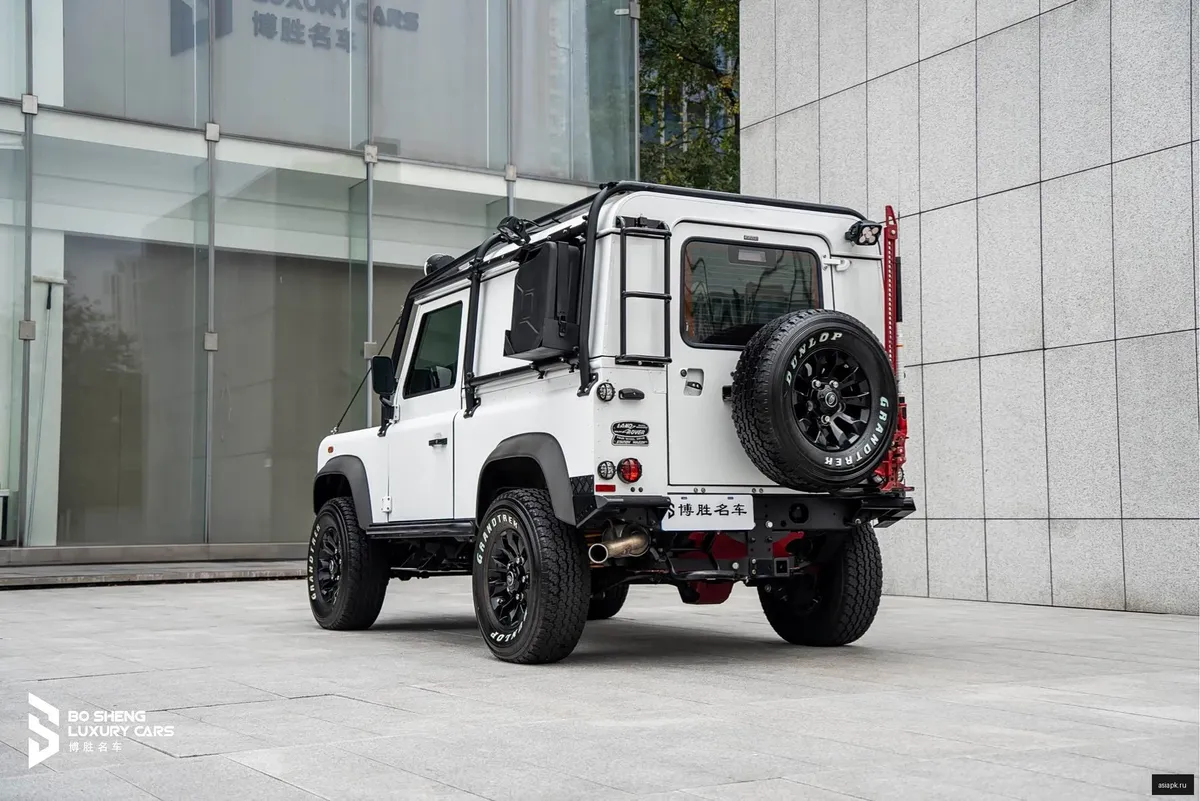 Land Rover Defender 4