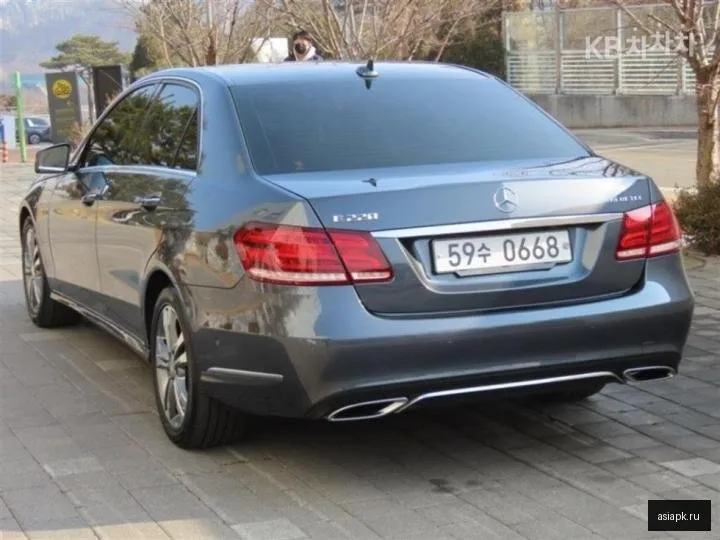 Mercedes-Benz E-Class 4