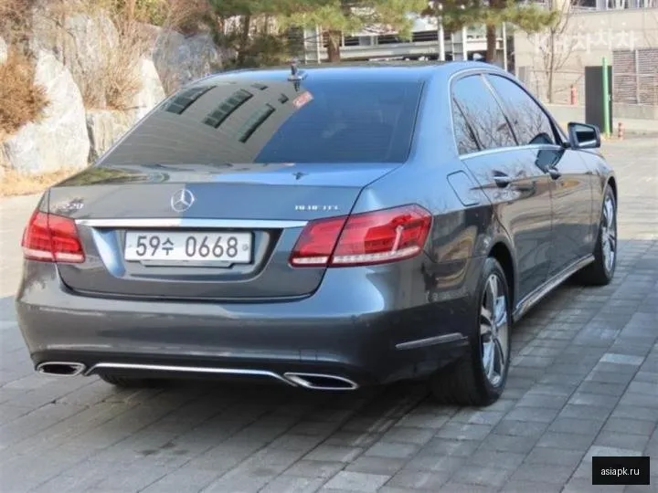 Mercedes-Benz E-Class 3