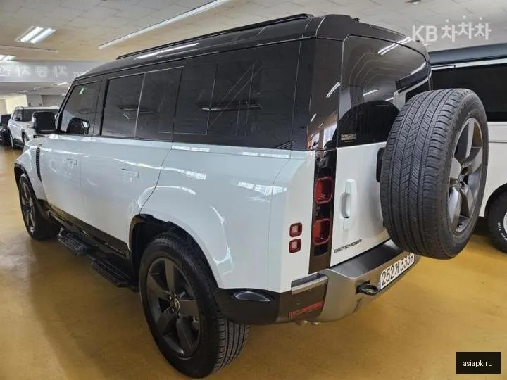 Land Rover Defender 6