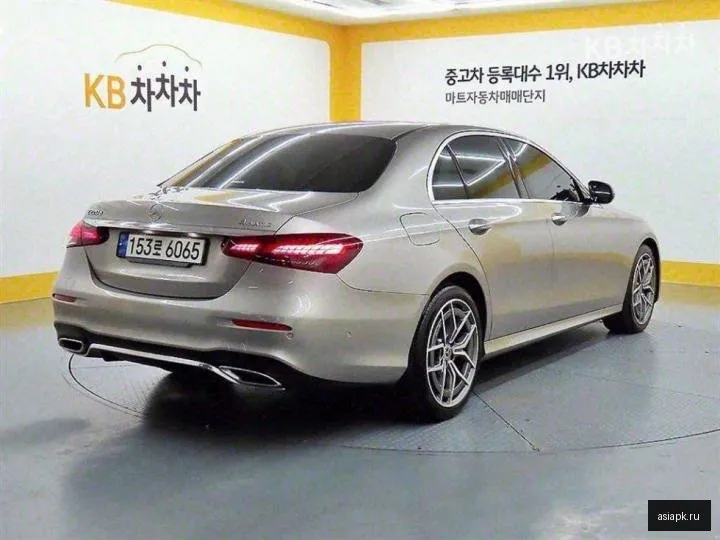 Mercedes-Benz E-Class 4