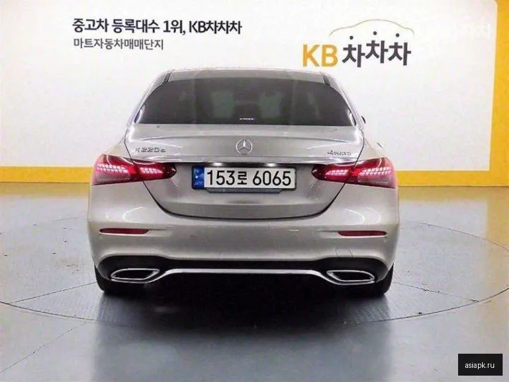 Mercedes-Benz E-Class 3