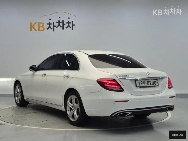 Mercedes-Benz E-Class 2