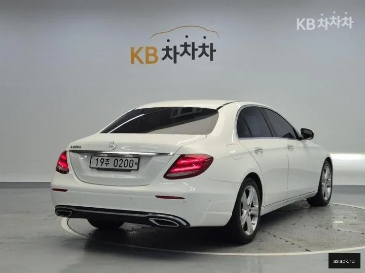 Mercedes-Benz E-Class 3