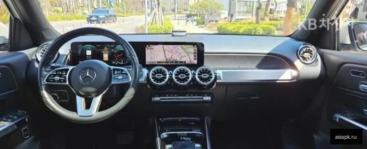 Mercedes-Benz GLB-Class 6