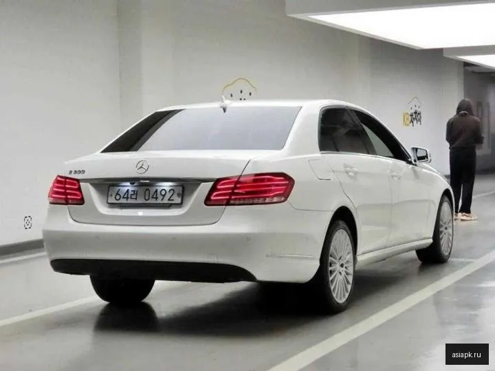 Mercedes-Benz E-Class 4