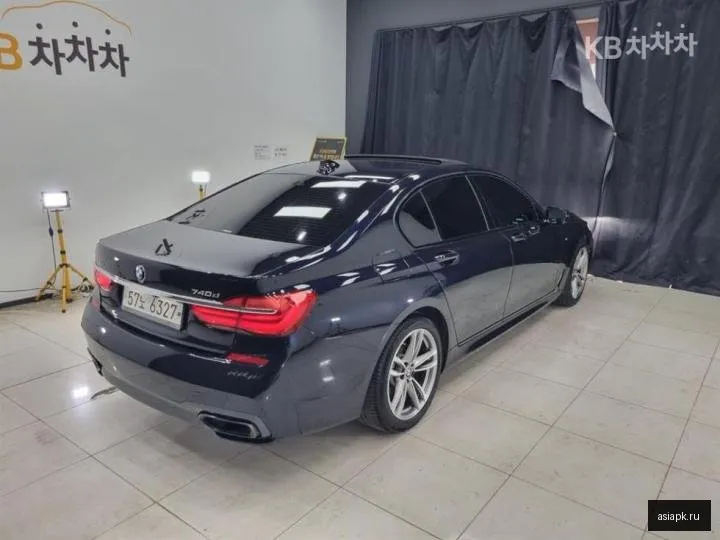 BMW 7-Series 4
